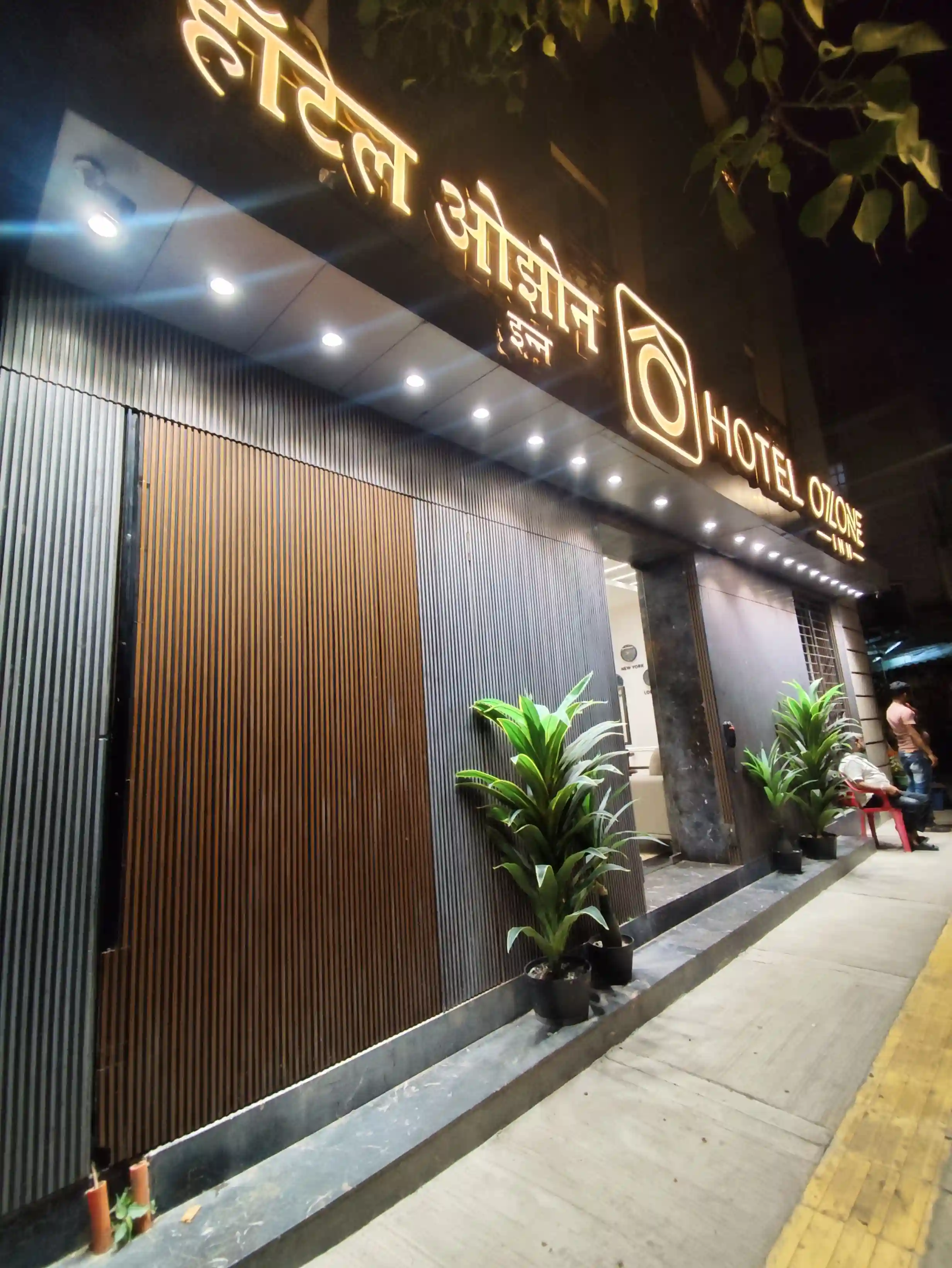 Hotel Ozone Inn facade